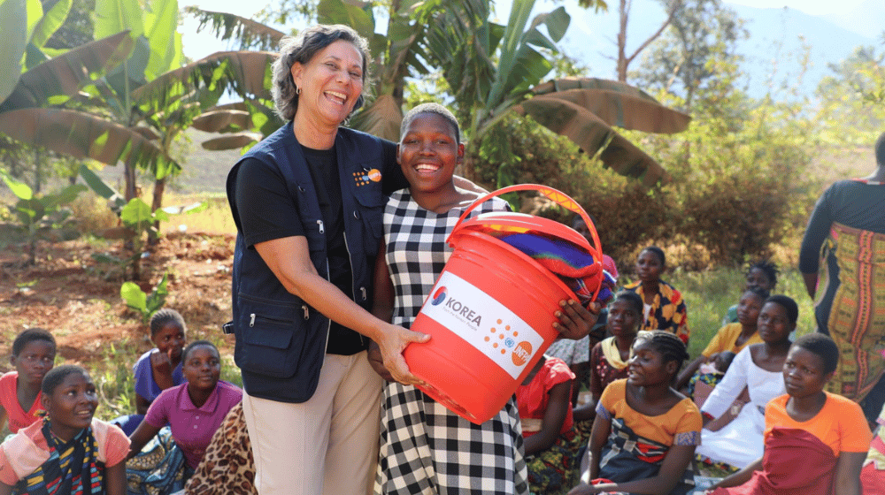 During cyclone emergencies in Malawi, UNFPA has been providing dignity kits that include essential items to support girls’ menstrual health ©UNFPA/Malawi