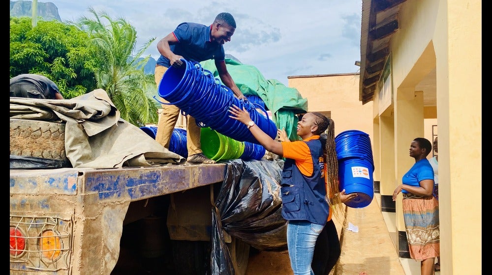 Wanangwa distributing dignity kits ©UNFPA/Malawi/ 2023 