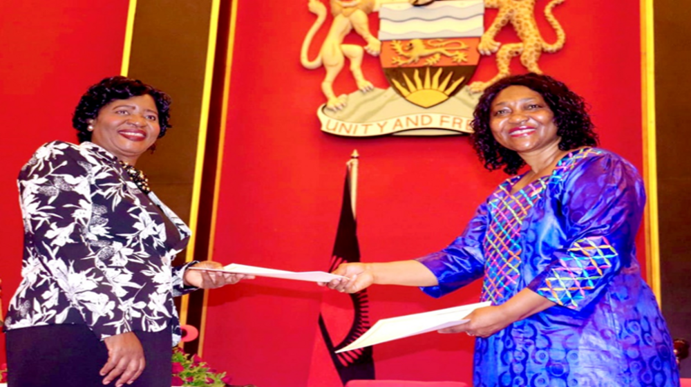 The First Lady, Madame Chakwera and UNFPA OIC Ms. Tabifor exchanging the signed MoU ©UNFPA/Malawi