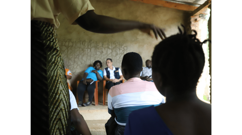 A mentor narrates the story of Tiwonge during a field visit. ©UNFPA/Malawi/ 2023