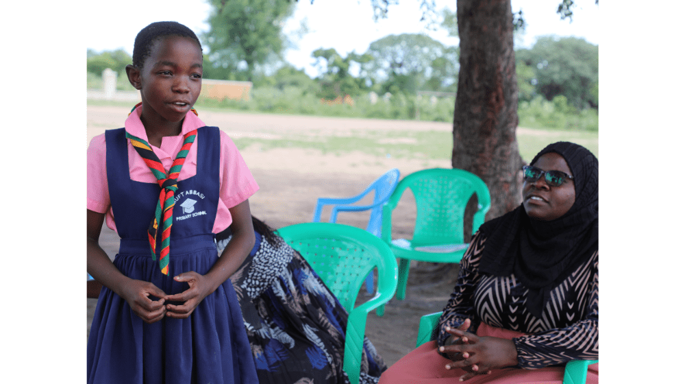 Shakira shares her experience during a safe space session while her mentor listens ©UNFPA/Malawi/2024